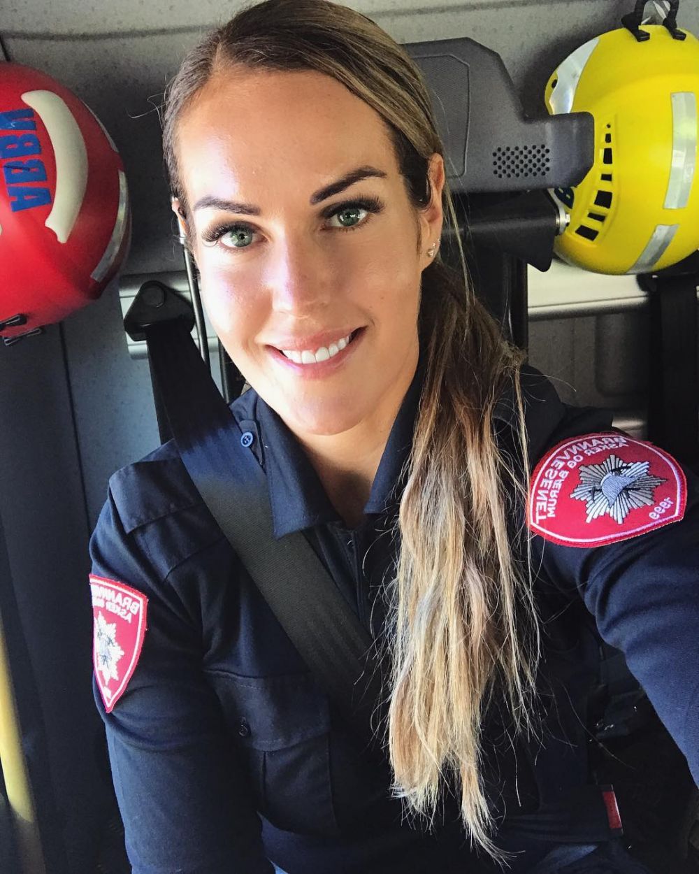 Amboi cantiknya pemadam kebakaran ini, 10 aksinya bikin cowok terpana