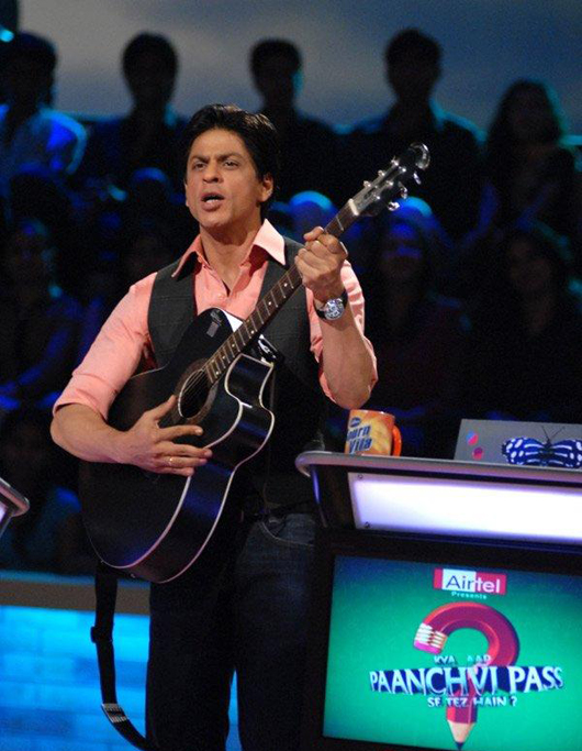 10 Seleb Bollywood ini punya acara reality show sendiri di TV, ngetop