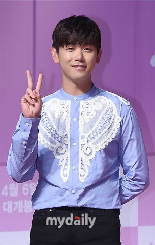 6 Idol K-pop ini pakai 'baju koko' yang kembaran, makin ganteng aja