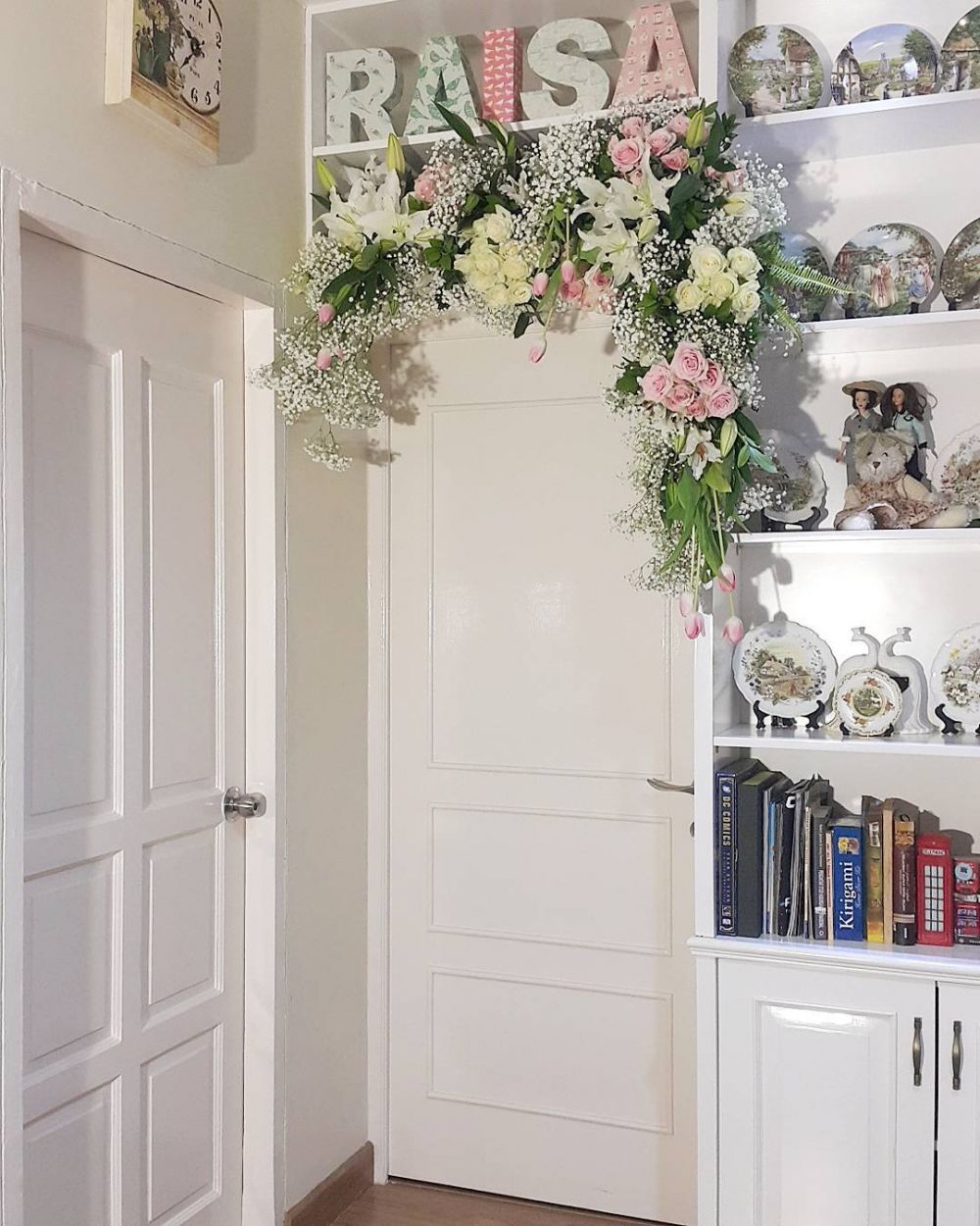 Suasana kamar pengantin Raisa-Hamish, romantis penuh bunga