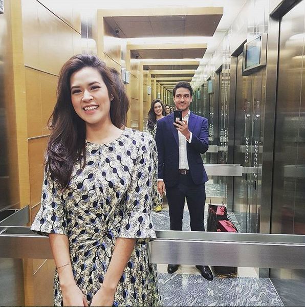 10 Gaya narsis selebriti saat di lift, siapa paling oke?