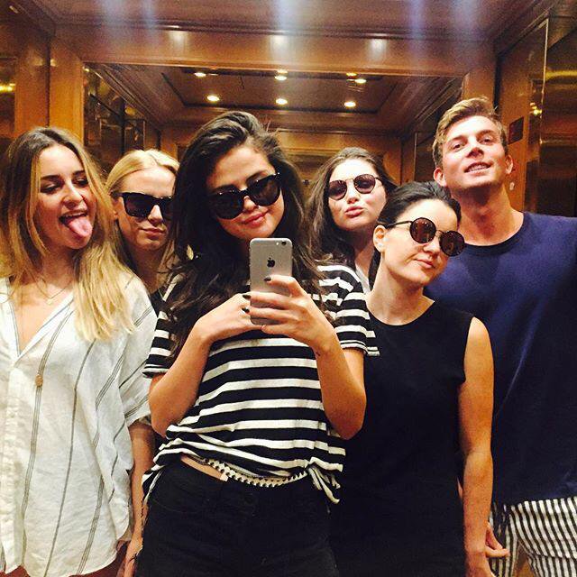 10 Gaya narsis selebriti saat di lift, siapa paling oke?