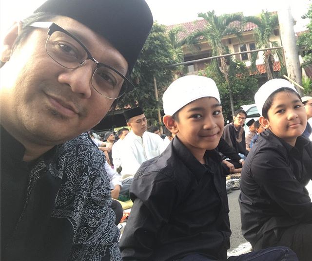 Gaya 10 seleb Indonesia rayakan Idul Adha, kompak pakai seragam nih