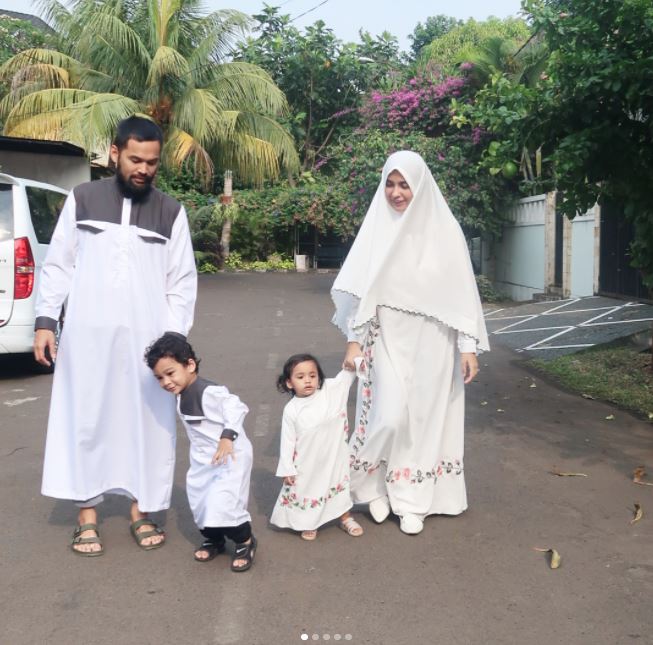 Gaya 10 seleb Indonesia rayakan Idul Adha, kompak pakai seragam nih