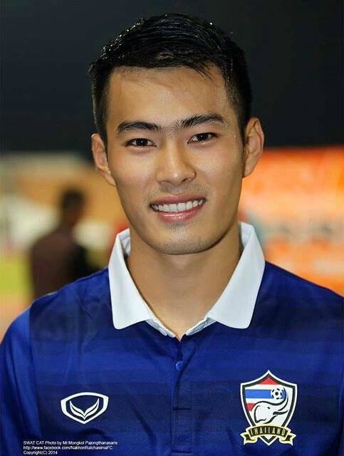 Jadi model, ini 5 gaya keren Sarach Yooyen pemain bola timnas Thailand
