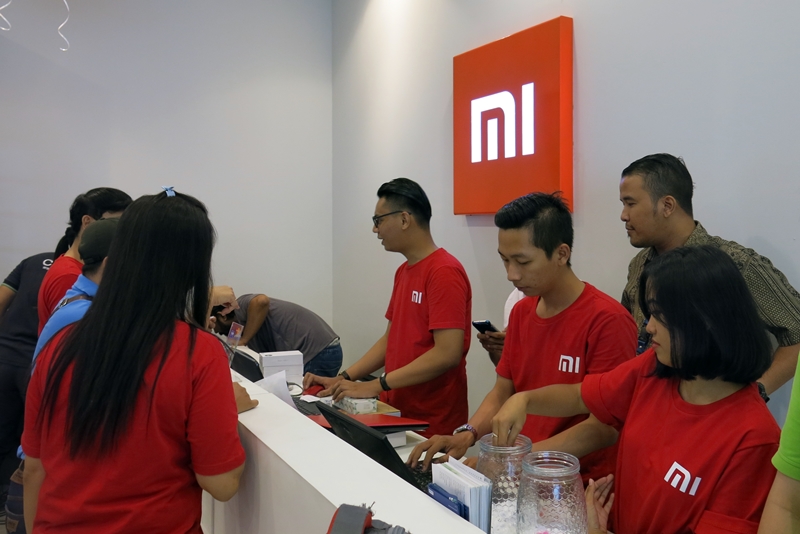 Gerai smartphone ini dibuka langsung diserbu pengunjung, ada apa ya?