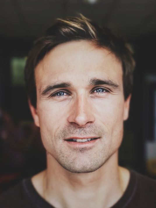 Cuma bermodal kotak makan, 6 hasil foto cowok ini setara DSLR