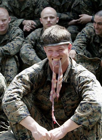 7 Potret tentara gigit ular ini bikin perutmu bergejolak seketika