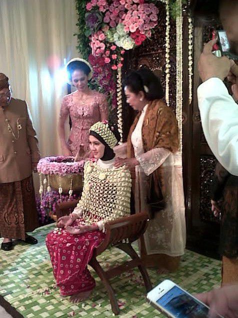 Potret cantiknya 7 seleb Tanah Air saat acara siraman jelang nikah