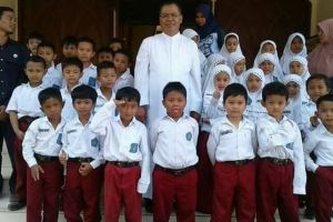 Begini tingkah lucu siswa-siswa SD belajar toleransi agama di gereja