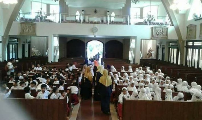 Begini tingkah lucu siswa-siswa SD belajar toleransi agama di gereja