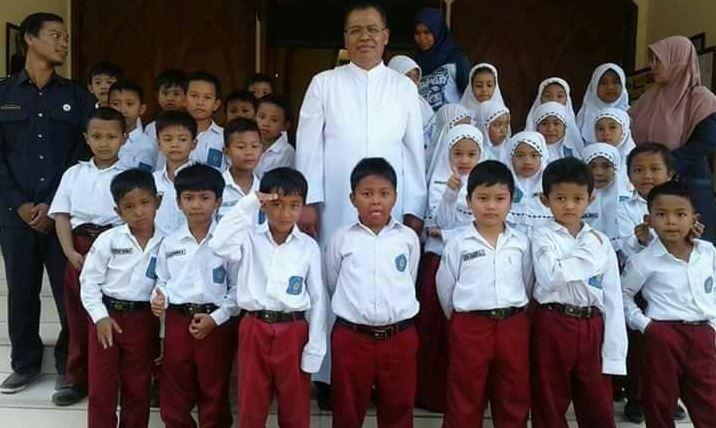 Begini tingkah lucu siswa-siswa SD belajar toleransi agama di gereja