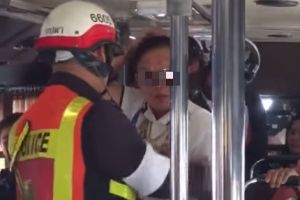 Terpergok nonton film dewasa, pria ini diusir dari bus