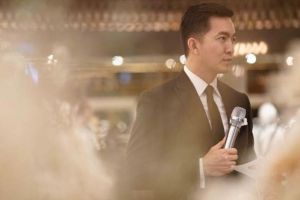 10 Gaya MC ganteng di pernikahan Raisa-Hamish yang curi perhatian