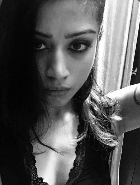 Donna Munshi, si seksi yang debut bareng Irrfan Khan di film Karwan