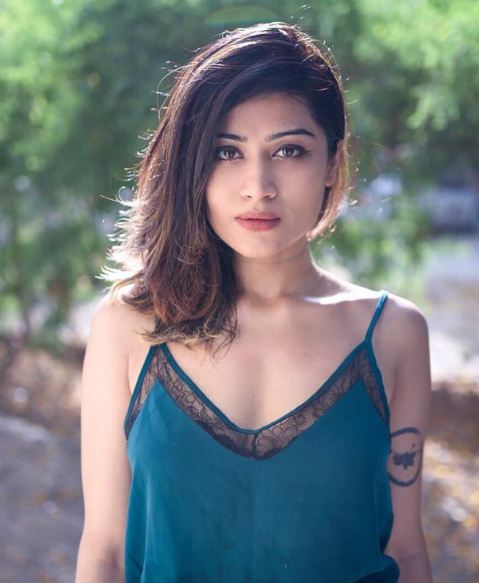 Donna Munshi, si seksi yang debut bareng Irrfan Khan di film Karwan