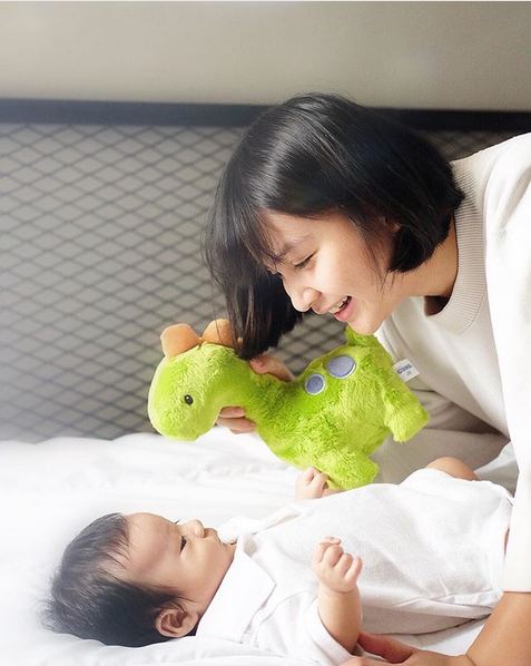 15 Momen Putri Titian bersama si kecil Iori, kayak kakak adek nih