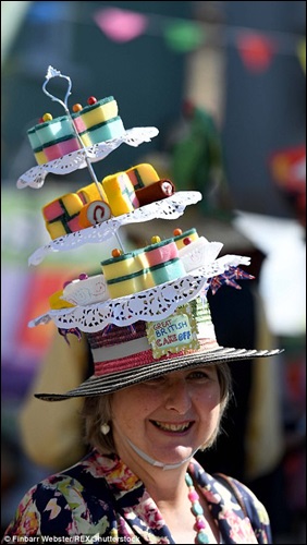 10 Topi ini bentuknya gokil abis, dari tema kue sampai kincir angin