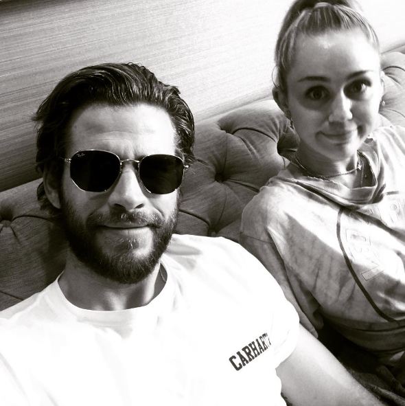 5 Kemesraan Liam Hemsworth dan Miley Cyrus usai balikan, makin lengket