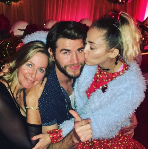 5 Kemesraan Liam Hemsworth dan Miley Cyrus usai balikan, makin lengket