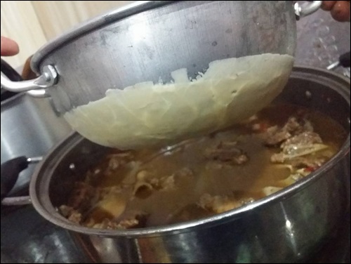 Cara mengangkat lemak dari kuah gulai ini sungguh brilian