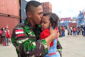 7 Momen anggota TNI peluk dan cium sang anak ini menyentuh hati