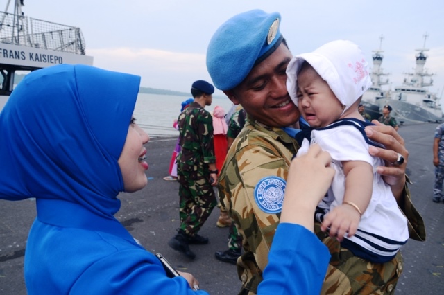 7 Momen anggota TNI peluk dan cium sang anak ini menyentuh hati
