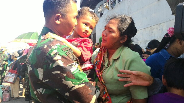 7 Momen anggota TNI peluk dan cium sang anak ini menyentuh hati