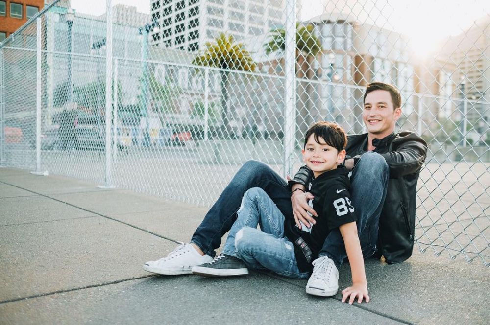 10 Momen kebersamaan Mike Lewis dan sang anak, kompak banget