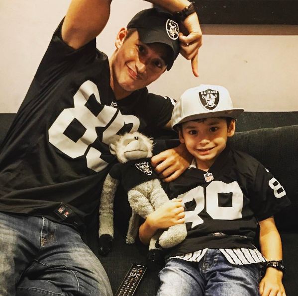 10 Momen kebersamaan Mike Lewis dan sang anak, kompak banget