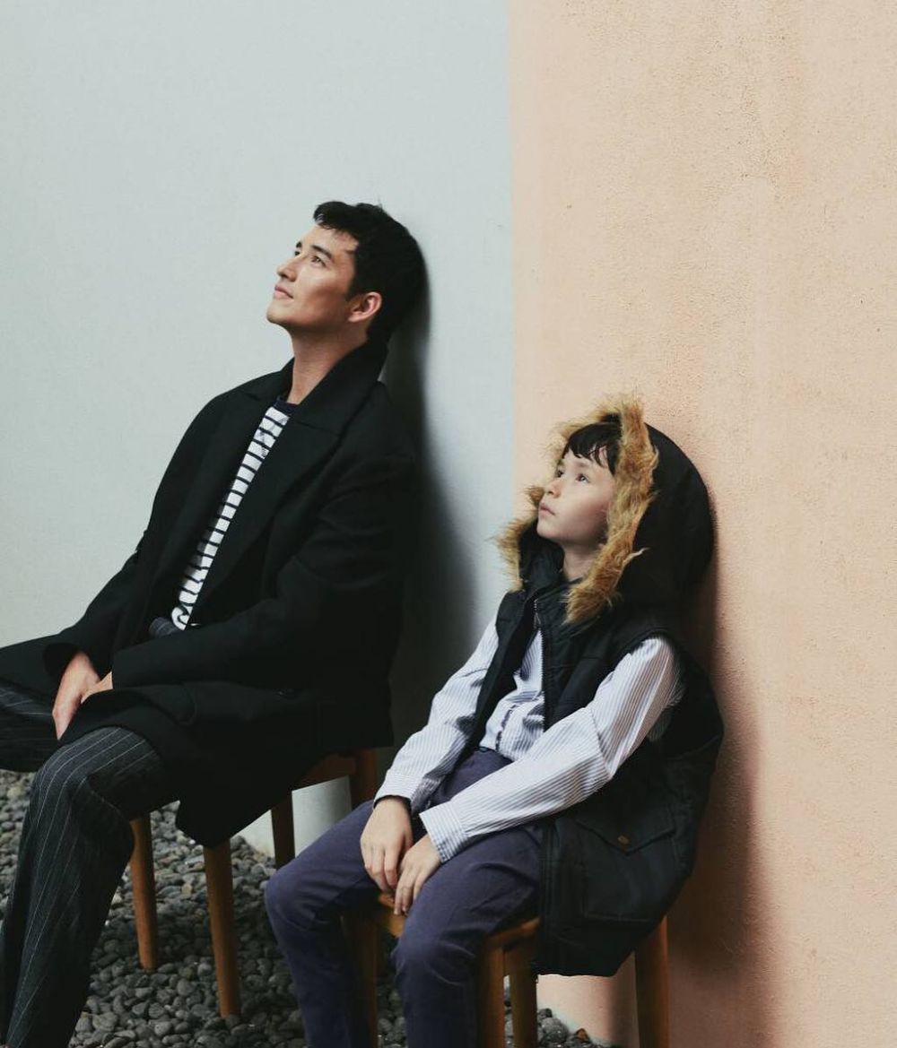 10 Momen kebersamaan Mike Lewis dan sang anak, kompak banget