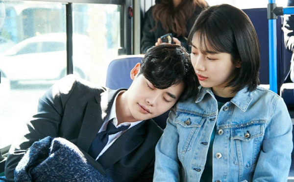 Drama segera tayang, foto Lee Jong-suk tidur di pundak Suzy manis abis