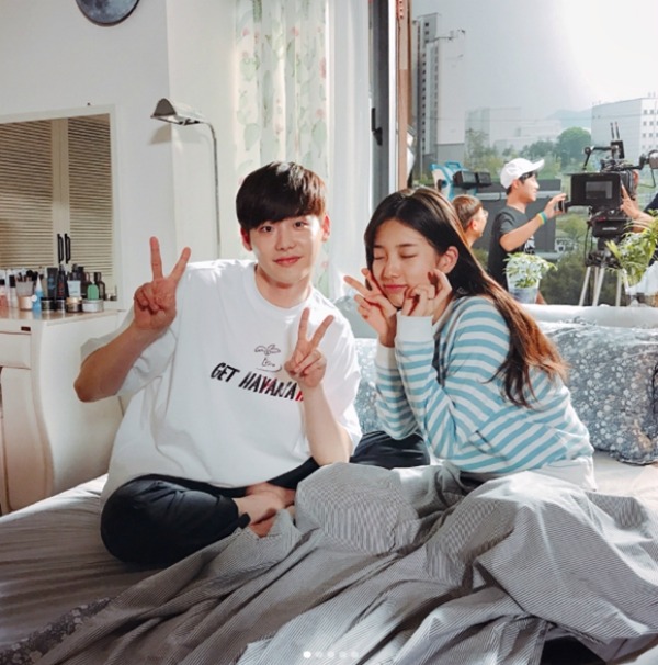 Drama segera tayang, foto Lee Jong-suk tidur di pundak Suzy manis abis