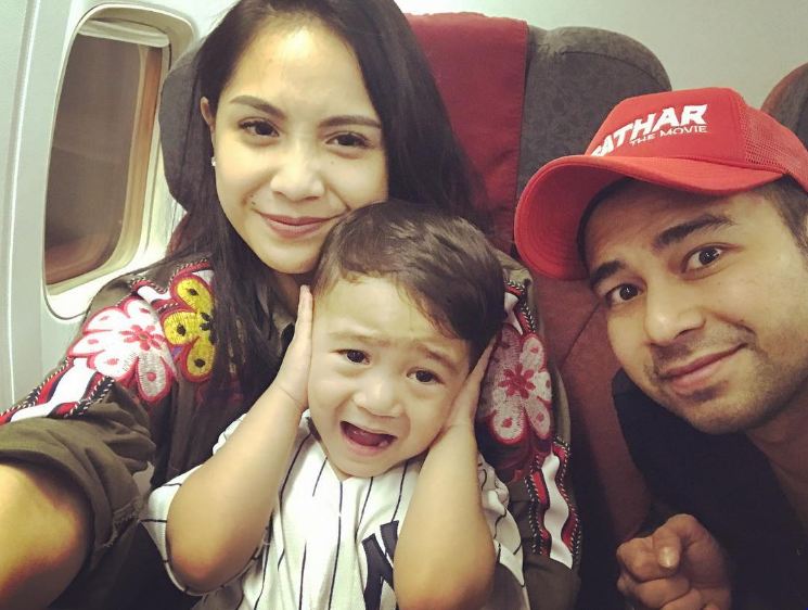 Gaya 7 seleb Indonesia saat di pesawat, dari simpel hingga glamor