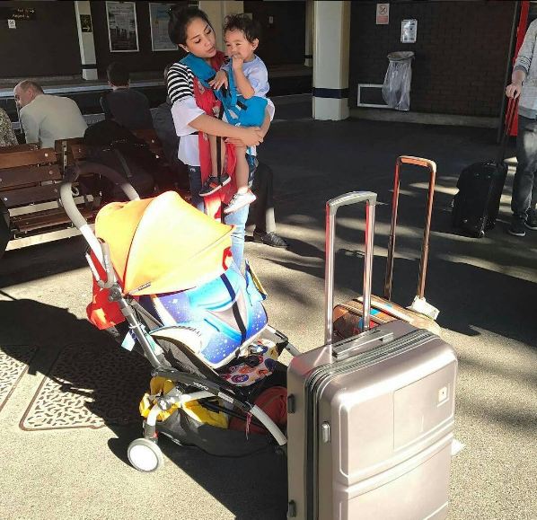 Meski ada babysitter, ini 8 momen bukti Nagita juga jago asuh Rafathar