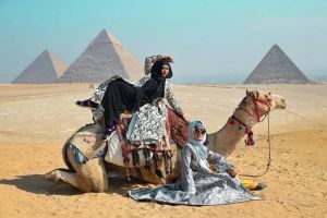 11 Artis ini tampil glamor dengan gaun rancangan Anniesa Hasibuan