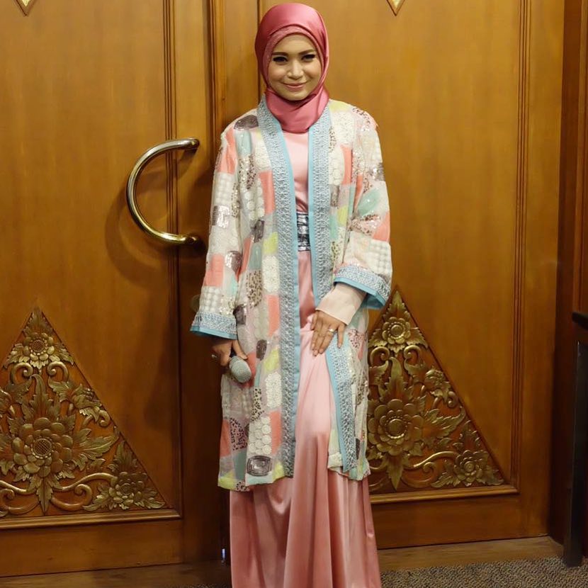 11 Artis ini tampil glamor dengan gaun rancangan Anniesa Hasibuan