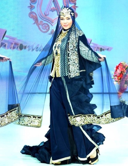 11 Artis ini tampil glamor dengan gaun rancangan Anniesa Hasibuan
