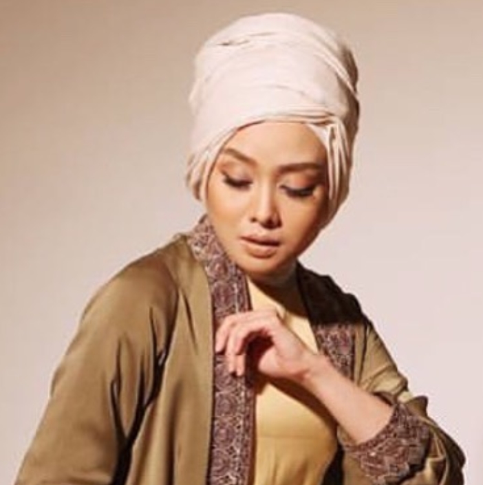 11 Artis ini tampil glamor dengan gaun rancangan Anniesa Hasibuan