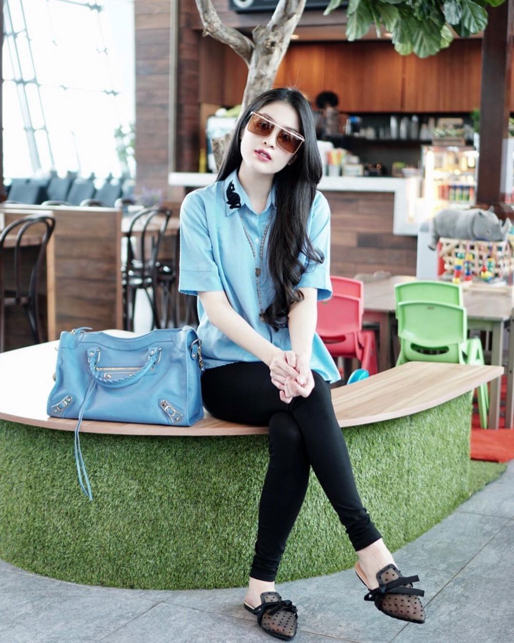 Meski hamil 6 bulan, 8 penampilan Sandra Dewi ini terlihat bak ABG