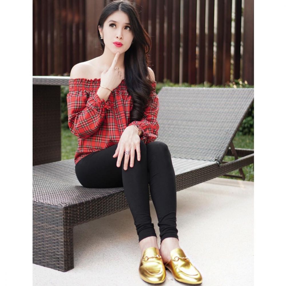 Meski hamil 6 bulan, 8 penampilan Sandra Dewi ini terlihat bak ABG