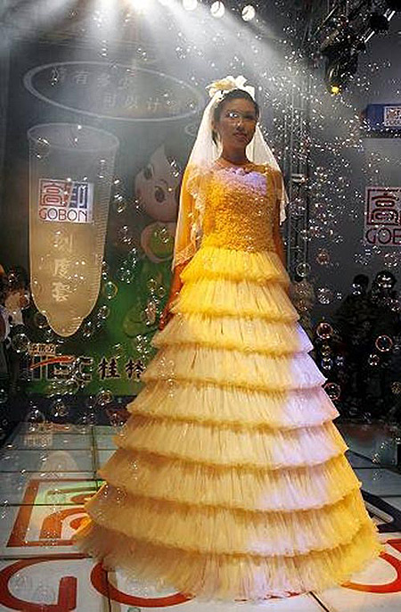 10 Gaun pengantin aneh, ada yang terbuat dari kondom
