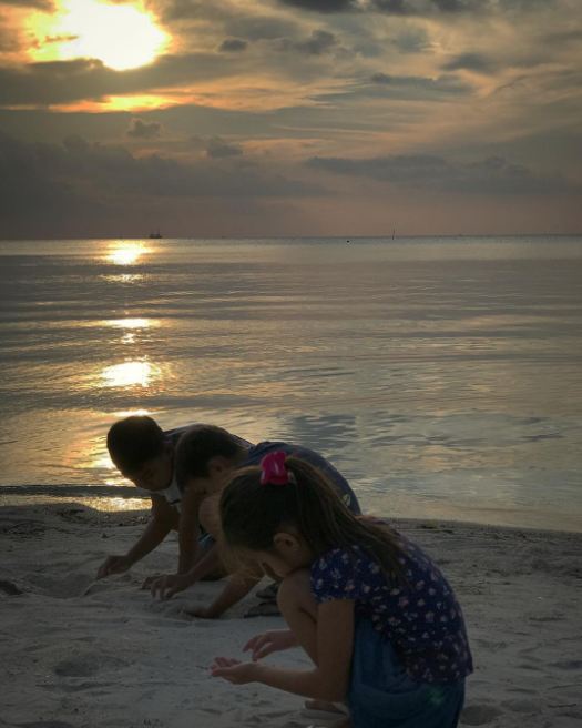 13 Keseruan liburan keluarga Darius Sinathrya, jelajah alam Tanah Air 