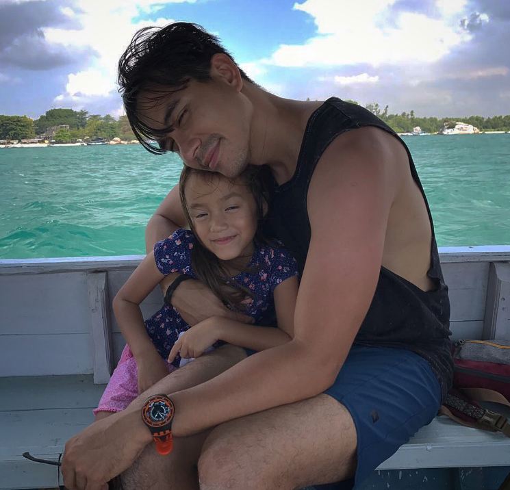 13 Keseruan liburan keluarga Darius Sinathrya, jelajah alam Tanah Air 