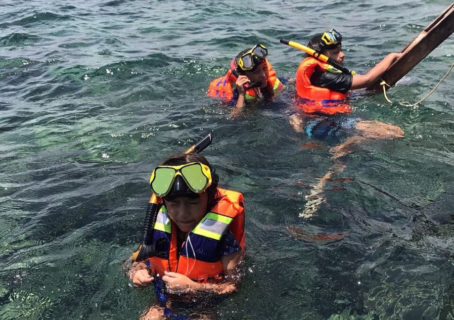 13 Keseruan liburan keluarga Darius Sinathrya, jelajah alam Tanah Air 