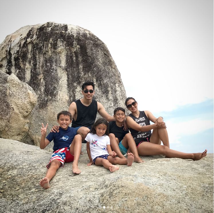 13 Keseruan liburan keluarga Darius Sinathrya, jelajah alam Tanah Air 