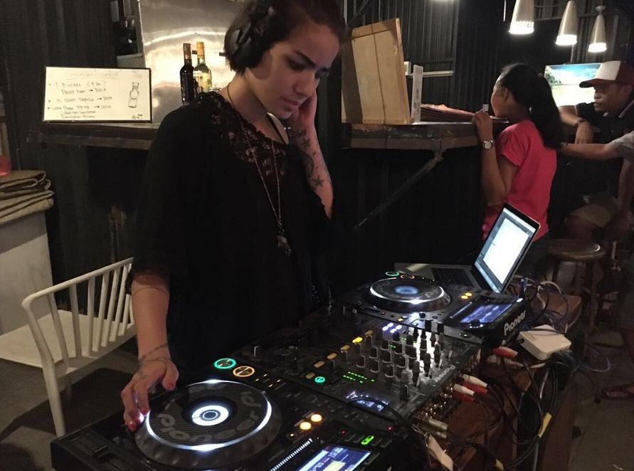 Vakum dari sinetron, ini 8 gaya Sheila Marcia saat jadi DJ di Bali