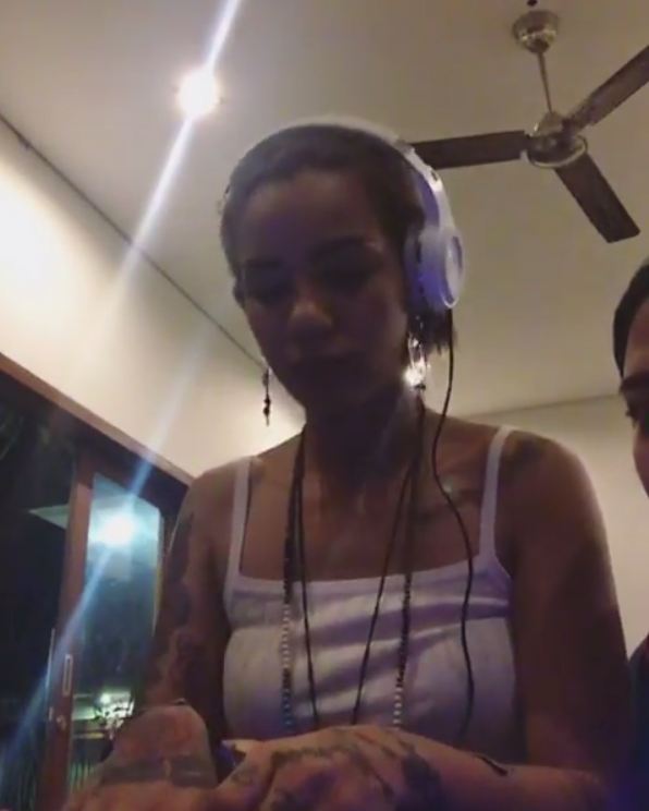 Vakum dari sinetron, ini 8 gaya Sheila Marcia saat jadi DJ di Bali