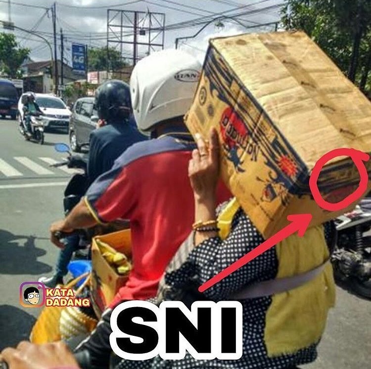 13 Aksi emak-emak nekat, lawan arus sampai lewati jalan beton basah