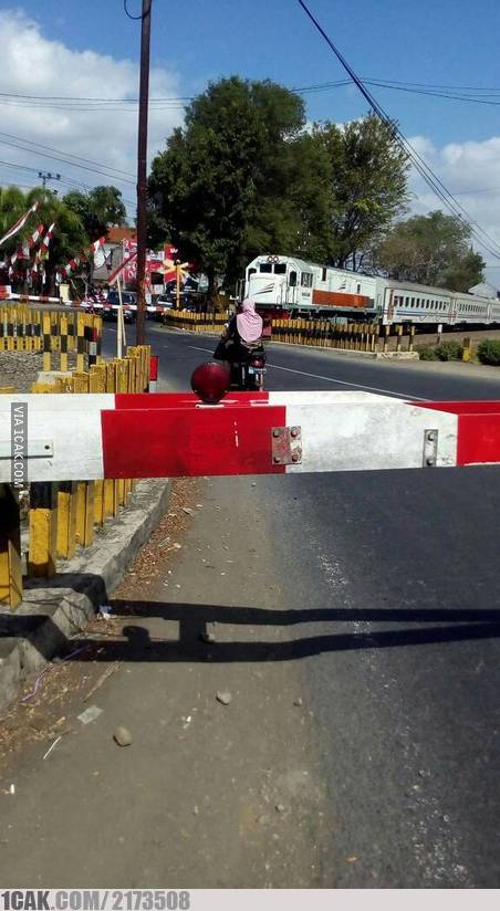 13 Aksi emak-emak nekat, lawan arus sampai lewati jalan beton basah